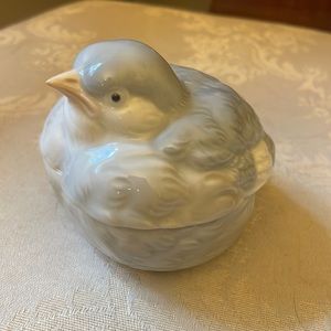 Vintage Otagiri Japan crabby sparrow trinket box, gray and white feathers, EUC